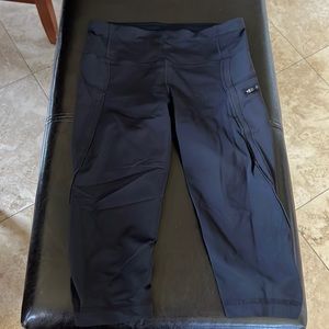 Train times cropped leggings